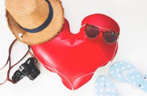 Descubre cómo cuidar tu corazón en vacaciones de verano. Consejos de Hospital Galenia para pacientes con hipertensión, colesterol y cardiopatía isquémica.